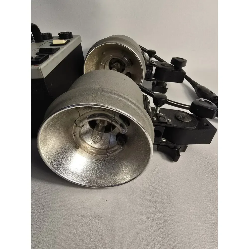 Dynalite M500 Power Pack + 2 Head 0836-01 Lights + Cords Dyna-lite Kit Strobe